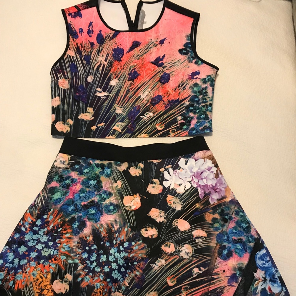 2 piece set. The top is a size L but fits like M